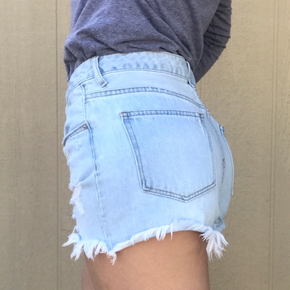 [Forever 21] High-Waisted Ripped Shorts Light Wash - Picture 7 of 8